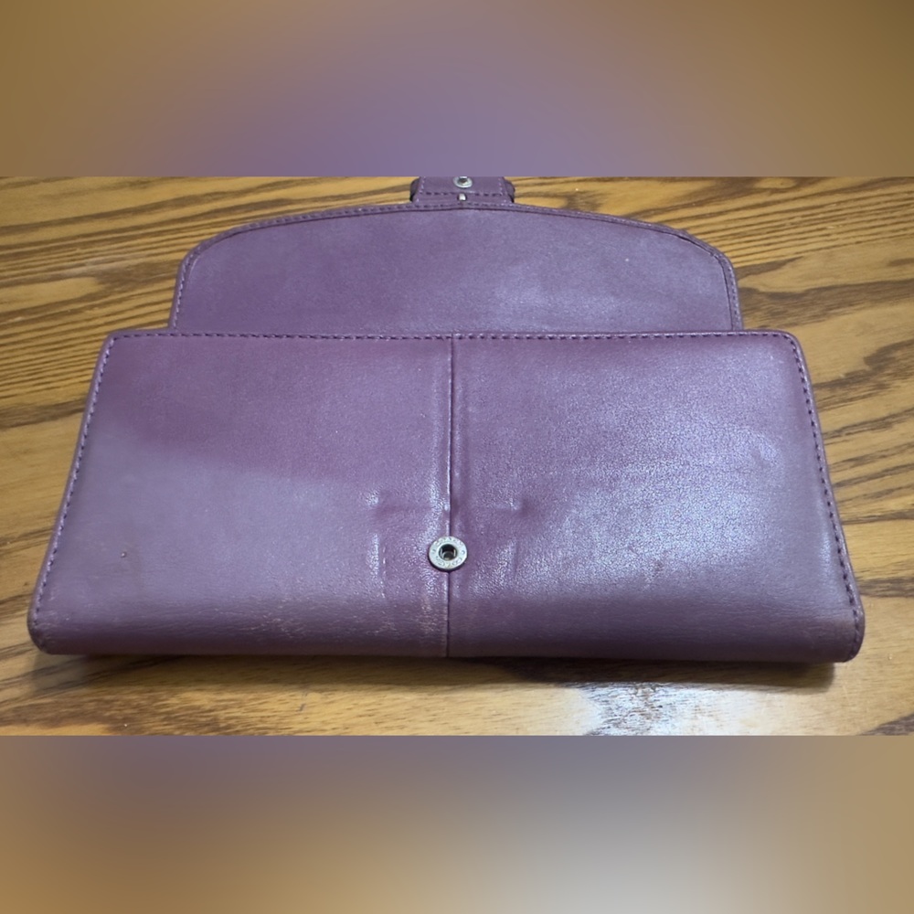 Coach Lavender Leather Wallet with brown Buckle PLEASE SEE ALL PICS FOR FLOWS. - Picture 4 of 10